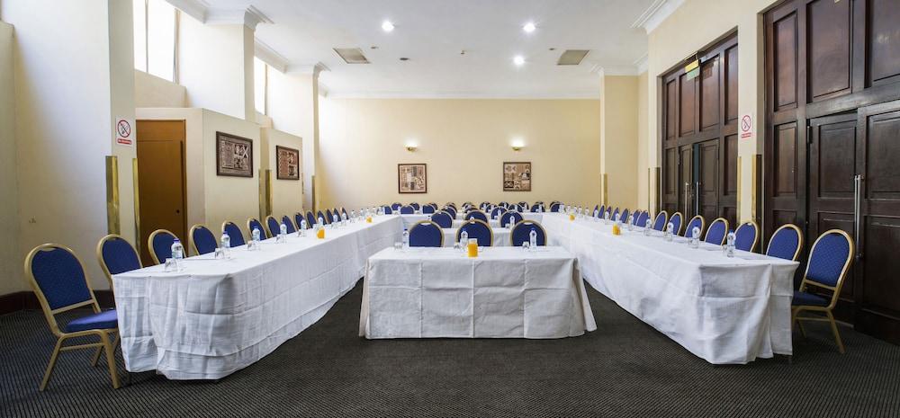 New Ambassador Hotel Harare Kültér fotó